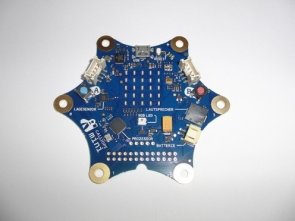 Eine kleine Platine in Sternform in blau ist zu sehen.