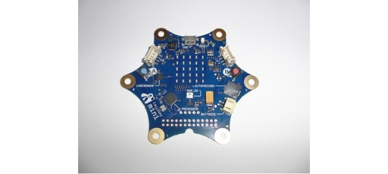 Eine kleine Platine in Sternform in blau ist zu sehen.